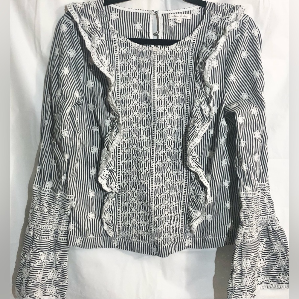 Willow & Clay Eyelet Blouse Sz M Texture Stretchy Tulip Cuff Ruffle Accent Beach
